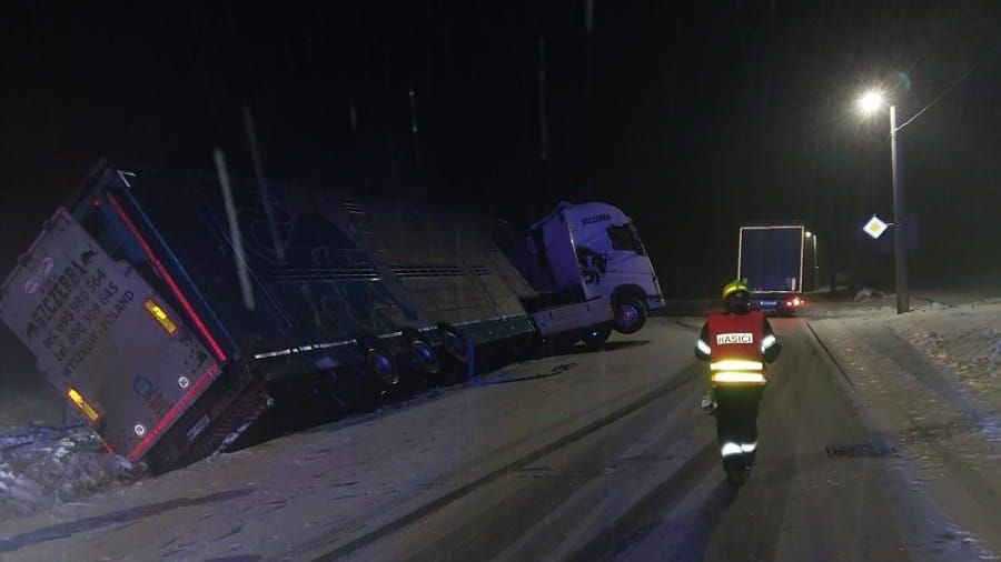 Na Vysočině uvíznul v příkopu kamion s dobytkem